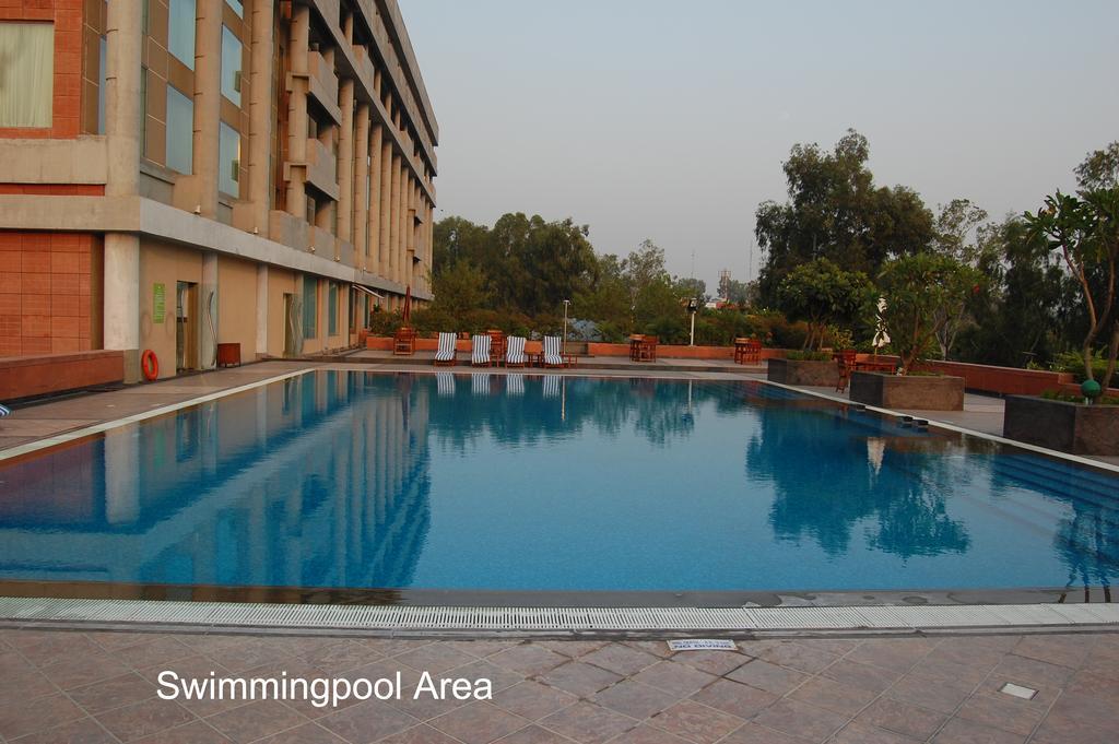 Taj Chandigarh Chandīgarh Exterior foto Swimming pool area