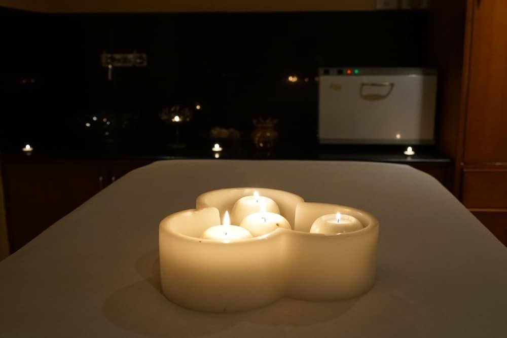 Taj Chandigarh Chandīgarh Exterior foto A massage table with candles